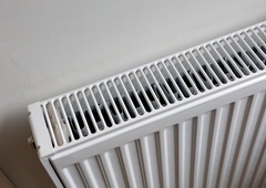 Kako Švedi ogrevajo domove med ledenimi zimami? S temi triki se izognejo astronomskim računom za elektriko