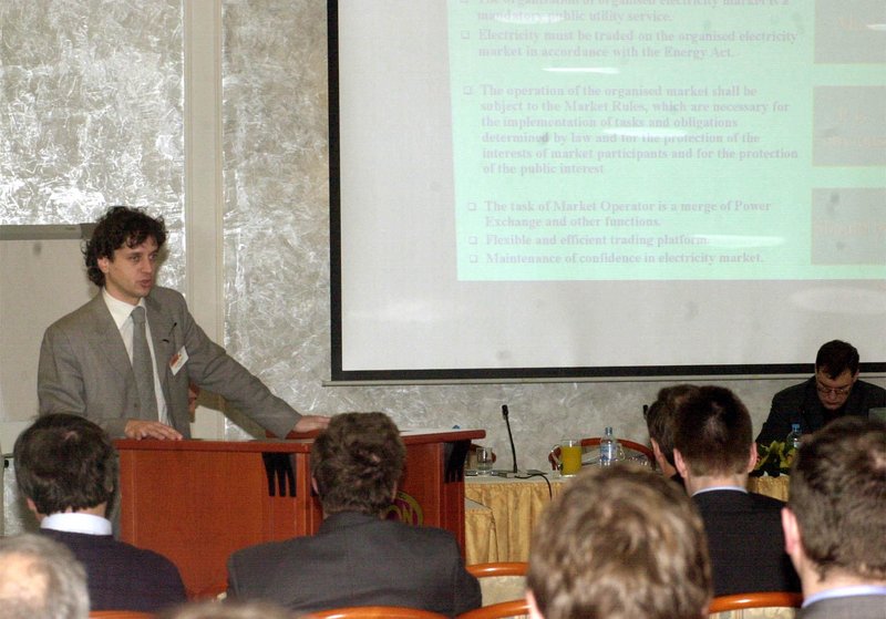 Robert Golob je nastopil kot državni sekretar na ministrstvu za okolje in prostor na konferenci o trgu z električno energijo v Sloveniji.