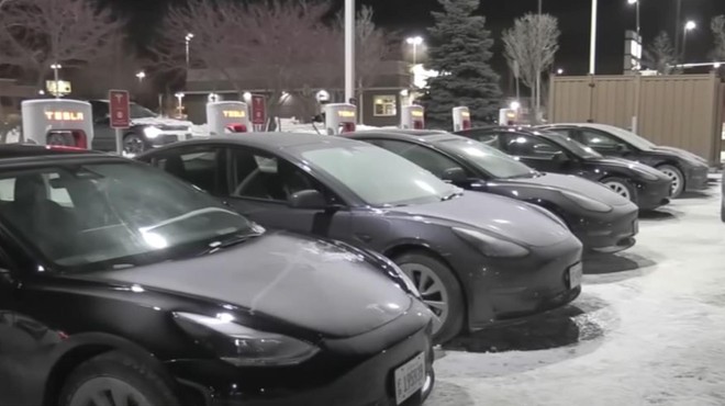 Parkirišča so postala pokopališča Tesel: lastniki električnih avtomobilov v zimskih razmerah obupujejo (VIDEO) (foto: YouTube/ABC 7 Chicago/posnetek zaslona)
