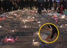 Pred parlamentom na snežne gomile postavljajo sveče: med njimi je tudi Tina Gaber (FOTO)