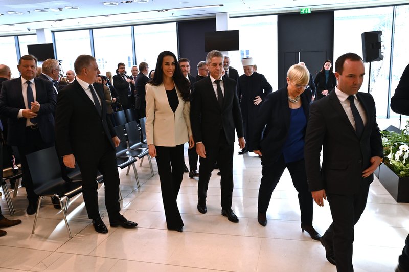 Tina Gaber se je s premierjem Robertom Golobom udeležila sprejema tujih diplomatov na Brdu pri Kranju.