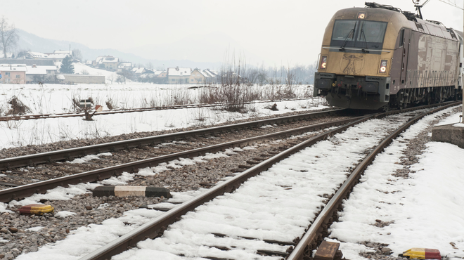 Kljub opozorilom strojevodje moški še naprej hodil ob železniških tirih: stik je bil neizogiben (foto: Žiga Živulović jr./BOBO)