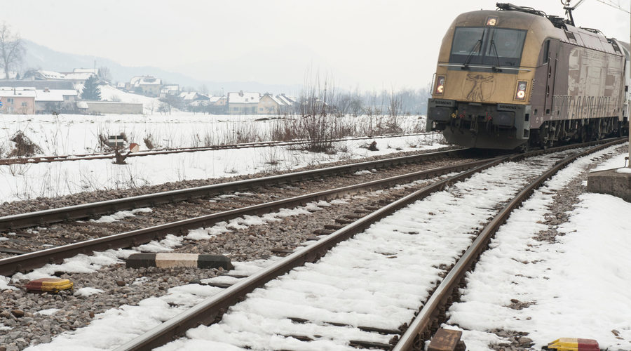 Kljub opozorilom strojevodje moški še naprej hodil ob železniških tirih: stik je bil neizogiben (foto: Žiga Živulović jr./BOBO)