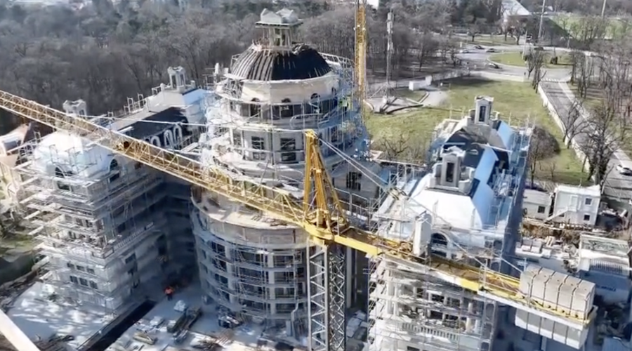 Razvpiti medijski mogotec si na prestižni lokaciji gradi dvorec, kakršnega še niste videli (FOTO, VIDEO) (foto: TikTok/zeljkomitrovic_/posnetek zaslona)