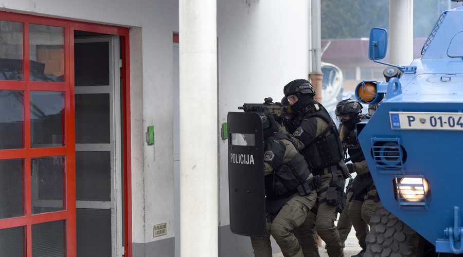 Vaja specialne policijske enote in gasilcev v primeru terorističnega napada. (foto: Borut Živulović/Bobo)