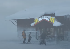 Med smučanjem se najbolj prileže ... McDonald's?! Spoznajte prvi McSki (s smučkami na burger)