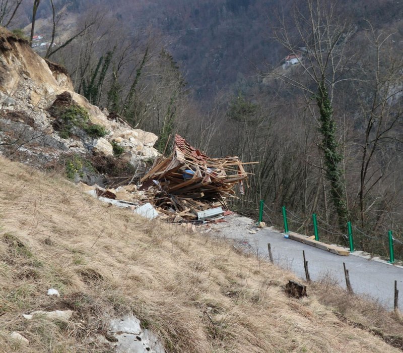 Nad lokalno cesto iz Zatolminom proti planini Polog (občina Tolmin) se je sprožil večji plaz.