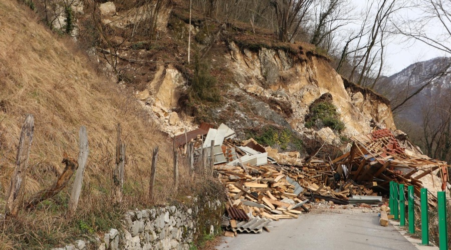 Plaz na Tolminskem terjal smrtno žrtev in od sveta odrezal očeta in sina, ki živita na kmetiji: po več dneh so le vzpostavili stik z njima (FOTO) (foto: Policijska uprava Nova Gorica)