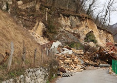 Plaz na Tolminskem terjal smrtno žrtev in od sveta odrezal očeta in sina, ki živita na kmetiji: po več dneh so le vzpostavili stik z njima (FOTO)