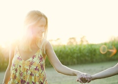 Kaj je pravzaprav ljubezen? (In ali lahko ostanemo noro zaljubljeni za vedno?)