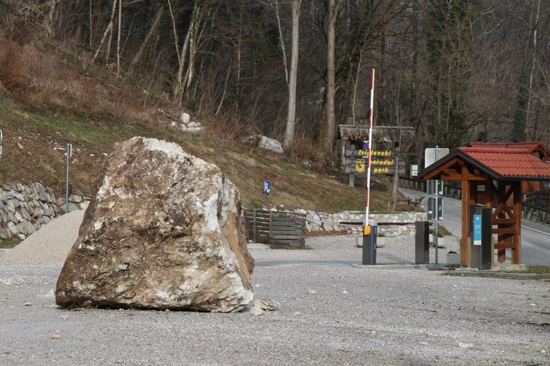 Na parkirišče pred vhodom v Tolminska korita se je zakotalila velika skala.