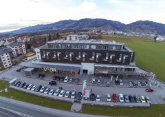 Slovenski hotelir želi v hotelu namestiti migrante: občani nad odločitvijo besni, grozijo mu tudi s požigom