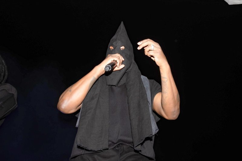Kanye West s kapuco, ki spominja na opravo pripadnikov rasistične organizacije Ku Klux Klan.