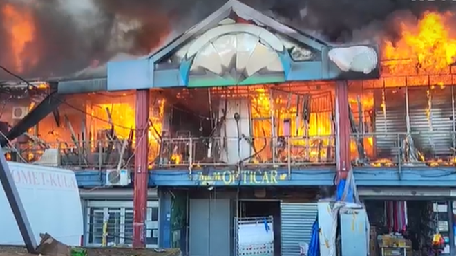Ognjeni zublji zajeli trgovsko središče: slišale so se eksplozije, na delu tudi helikopter (FOTO) (foto: Posnetek zaslona/Nova.rs)