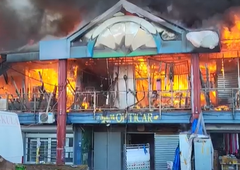 Ognjeni zublji zajeli trgovsko središče: slišale so se eksplozije, na delu tudi helikopter (FOTO)