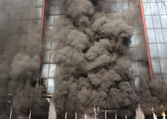 Gori znano nakupovalno središče, ogenj se je razširil na bližnji hotel (FOTO)