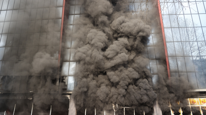 Gori znano nakupovalno središče, ogenj se je razširil na bližnji hotel (FOTO) (foto: Armin Durgut/PIXSELL)