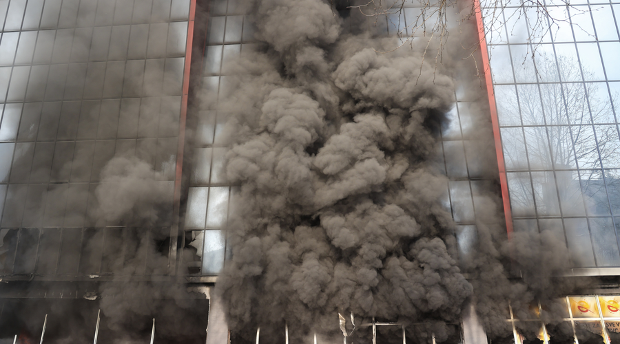 Gori znano nakupovalno središče, ogenj se je razširil na bližnji hotel (FOTO) (foto: Armin Durgut/PIXSELL)