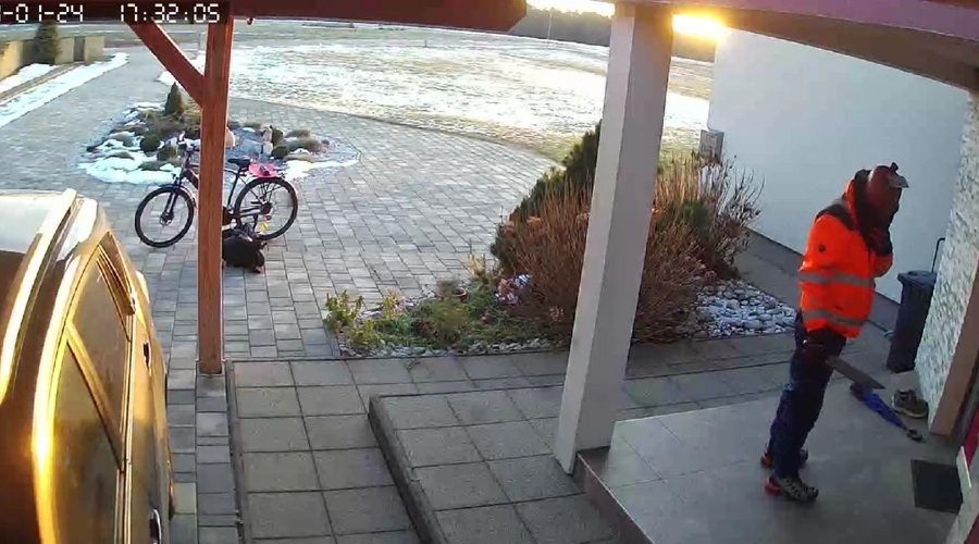 Slovence straši moški s krvavo masko in z nožem v roki (ujele so ga kamere) (foto: Facebook/Starše - Za boljši jutri (A. E.))