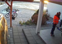 Slovence straši moški s krvavo masko in z nožem v roki (ujele so ga kamere)