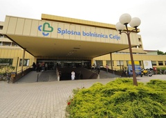 Oglasil se je oče, ki naj bi grozil v celjski bolnišnici: z dojenčkom z dihalno stisko in napotnico "nujno" štiri ure čakal pred vrati