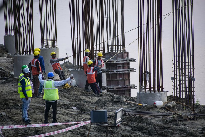 Kadra najbolj primanjkuje v gradbeništvu, gostinstvu, mesno-predelovalni industriji, transportu, kovinski industriji in livarnah.