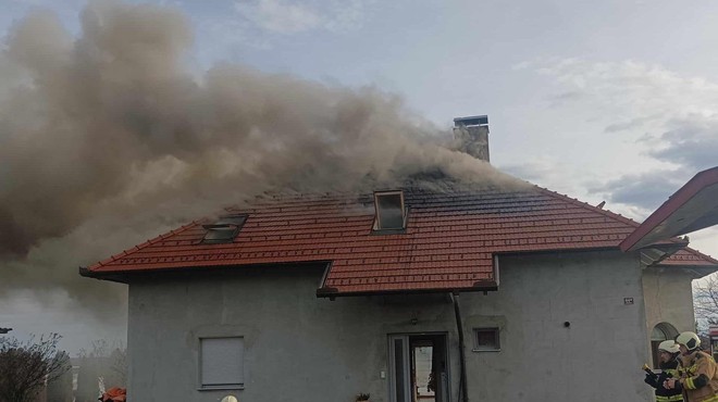 FOTO: Zagorelo v stanovanjski hiši, na kraj nesreče prihiteli gasilci (foto: Facebook/PGD Talum Kidričevo)
