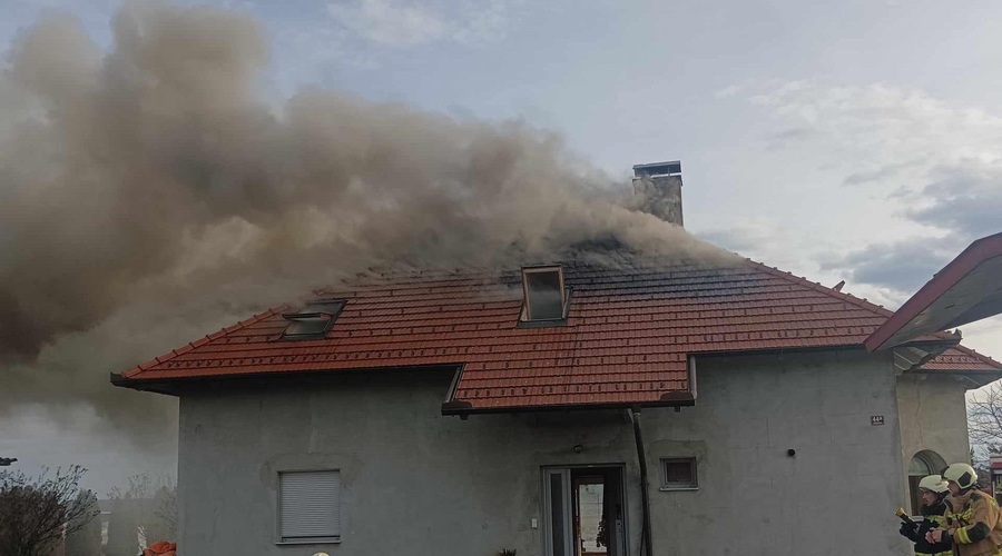 FOTO: Zagorelo v stanovanjski hiši, na kraj nesreče prihiteli gasilci (foto: Facebook/PGD Talum Kidričevo)