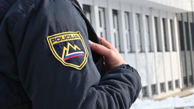 Policisti izsledili moškega, ki je s krvavo masko in lažnim nožem trkal na vrata krajanom (foto: Žiga Živulovič jr./Bobo)