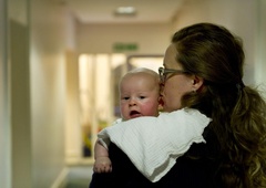 Mama verjela zapisom na družbenih omrežjih: "Moj dojenček skoraj umrl zaradi lažnih novic"