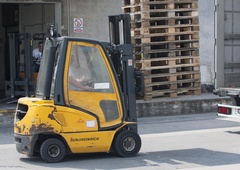 Nesreča v velenjskem podjetju: trčila dva voznika viličarjev, eden huje poškodovan