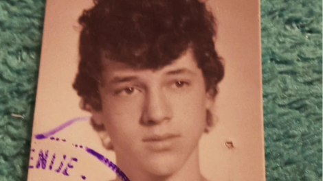 Bi ga prepoznali? Znani Slovenec navdušil s fotografijo iz osnovnošolskih dni (FOTO)