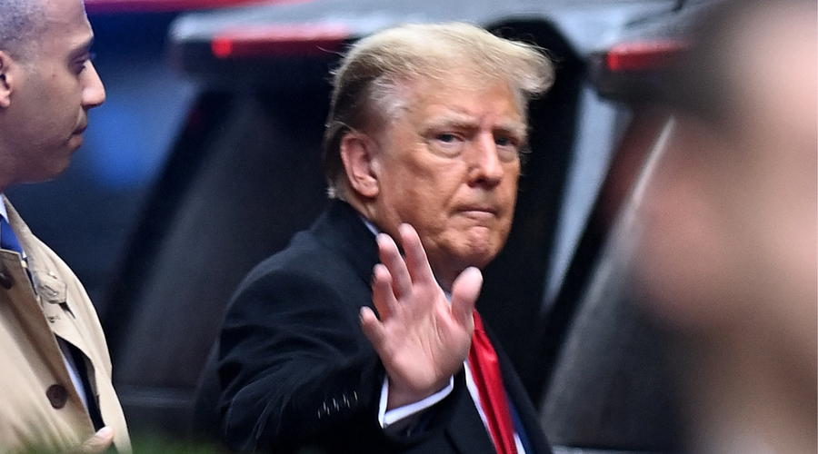Donald Trump vidno razburjen med sojenjem: naenkrat je vstal in jezno zapustil sodno dvorano (foto: Profimedia)