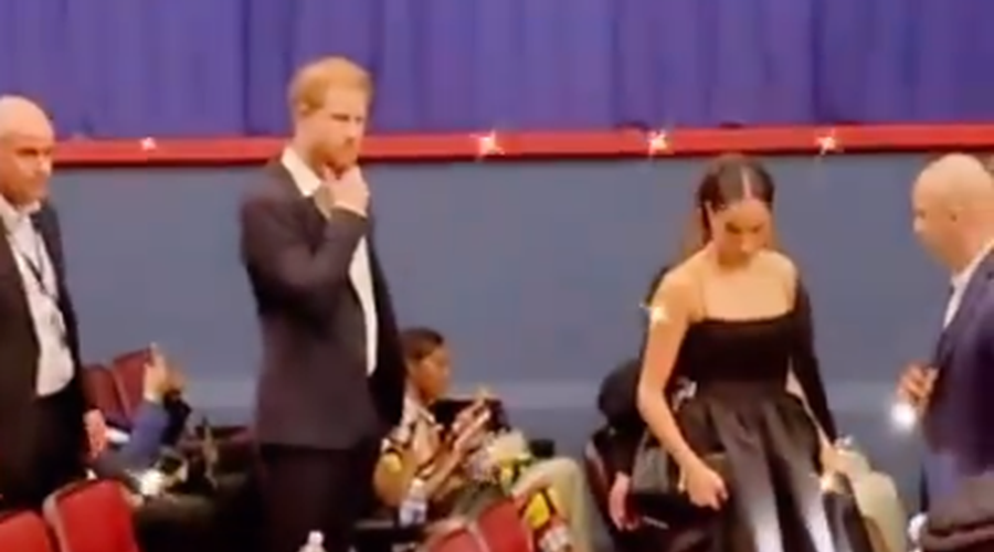To pa je nerodno! Harryju in Meghan namenili sedeže v ozadju, vsi govorijo o njunem odzivu (VIDEO) (foto: Omrežje X/posnetek zaslona)