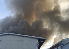 V Škofji Loki izbruhnil obsežen požar: policisti prebivalce pozivajo, naj se ne približujejo območju