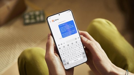 Če poslovno sodelujete s tujino, si omislite tega odličnega pomagača in neverjetno hitrega iskalca informacij (gre za novi telefon z umetno inteligenco)