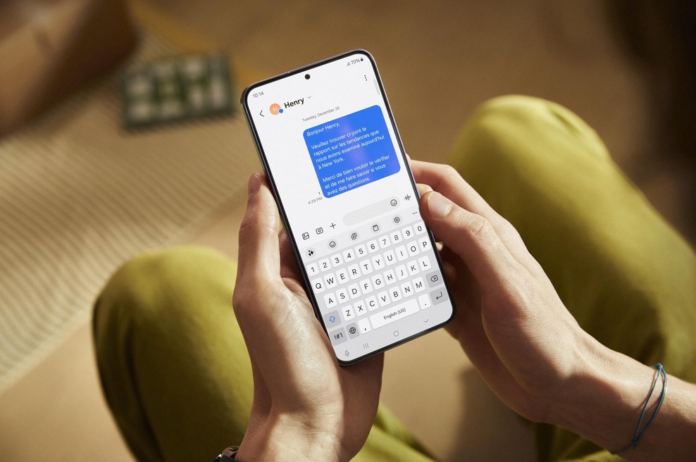 Če poslovno sodelujete s tujino, si omislite tega odličnega pomagača in neverjetno hitrega iskalca informacij (gre za novi telefon z umetno inteligenco) (foto: Samsung)