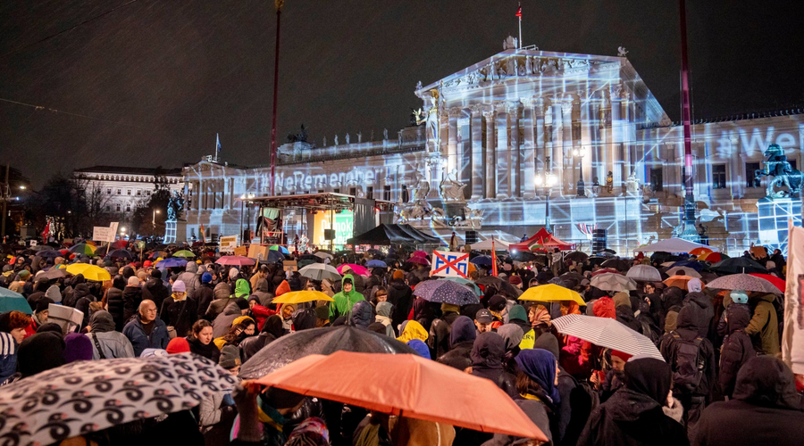 Pri sosedih množični protesti proti skrajni desnici: na ulice odšlo na deset tisoče ljudi (foto: Profimedia)