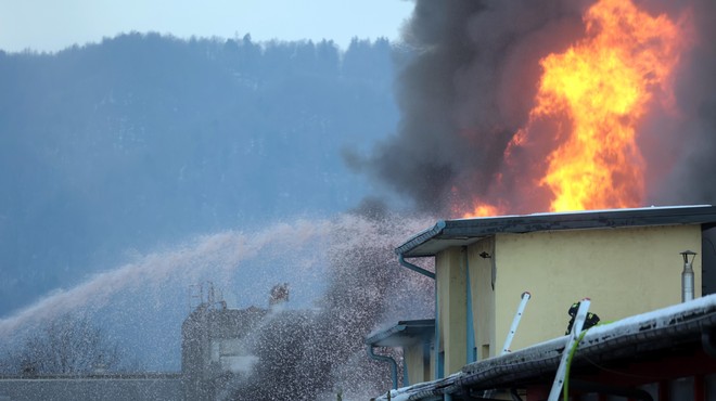 Gasilci še vedno bijejo bitko s posameznimi žarišči v Škofji Loki (zrak še vedno onesnažen) (foto: Borut Živulovič/Bobo)