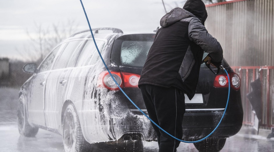 Zima ni izgovor za čist avto: to so razlogi, zakaj ga morate redno prati tudi v mrzlih mesecih (foto: Profimedia)