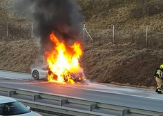 Ognjeni zublji na gorenjski avtocesti: pogorel je električni avto (FOTO)