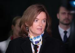 Lahko afera z ministrico Švarc Pipan zamaja vlado? Tanja Fajon od Roberta Goloba pričakuje reakcijo, sicer ...