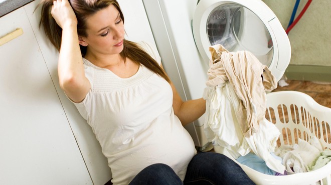 Ste opazili, da vaš pralni stroj ne opere več dobro oblačil? To je najpogostejši razlog! (foto: Profimedia)