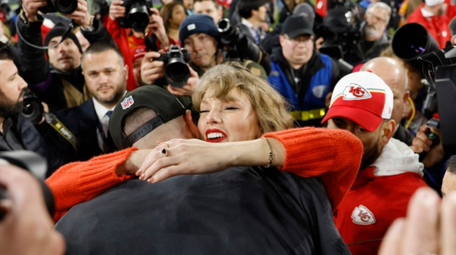 Taylor Swift po zmagi skočila fantu v objem: poljub, o katerem danes govori ves svet (VIDEO) (foto: Profimedia)