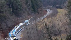 Po hudi nesreči v Postojni, v kateri se je iztiril in prevrnil vagon, sedaj ... (škoda je enormna)