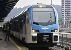 Nesreča na tirih: v Logatcu je vlak trčil v vozilo