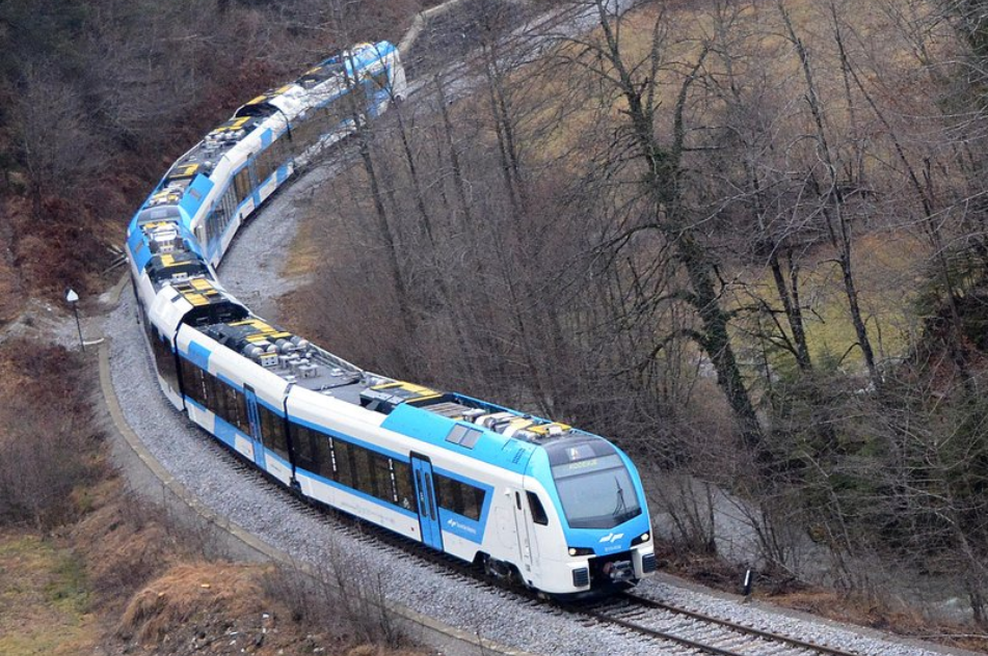 Grozljivo trčenje na Gorenjskem: voznici na železniških tirih ugasnil avto, ko je mimo pripeljal vlak (foto: Bobo)