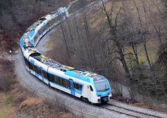 Grozljivo trčenje na Gorenjskem: voznici na železniških tirih ugasnil avto, ko je mimo pripeljal vlak