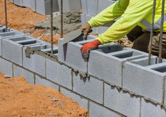 Sosedske zdrahe: kako visok je lahko zid, ki ga postavimo na meji s sosedovo parcelo?