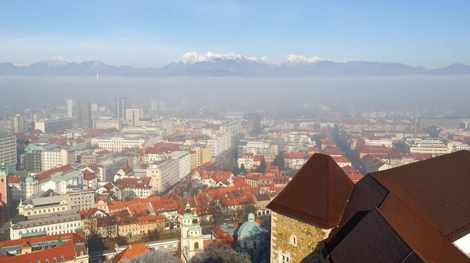 Dihamo onesnažen zrak: v večjem delu Slovenije presežene dnevne mejne vrednosti delcev PM10 (foto: Profimedia)